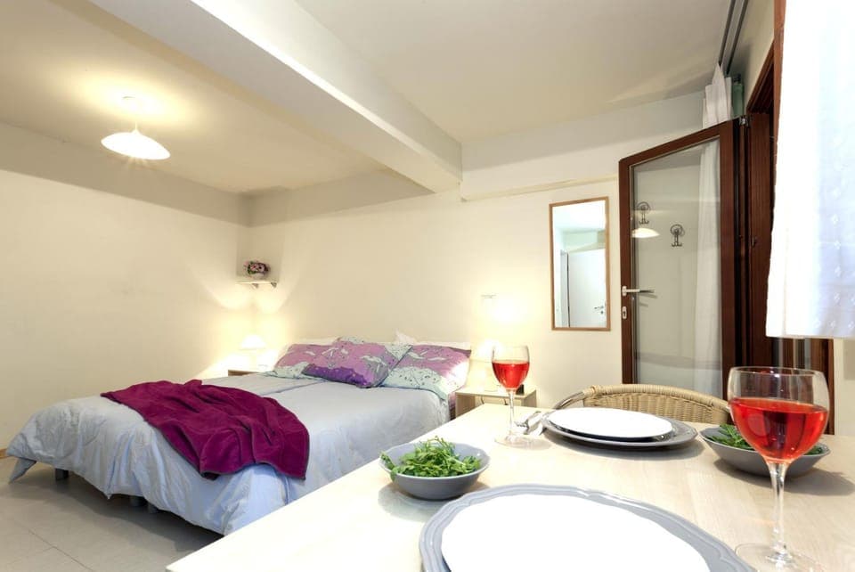 Bed, Photo of the whole room