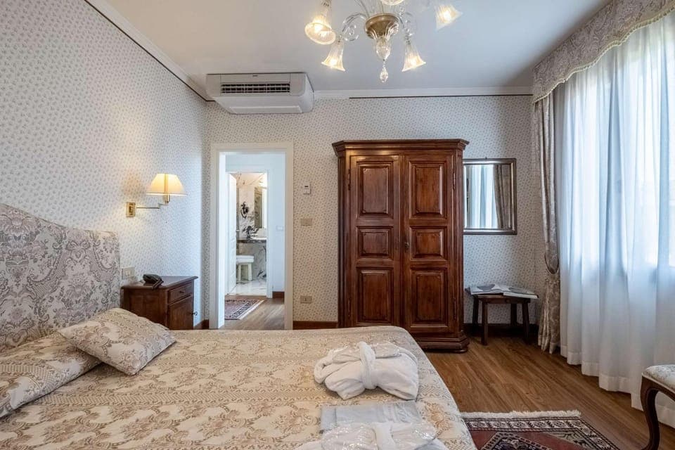 Bed, Photo of the whole room, Bedroom, wardrobe, air conditioner