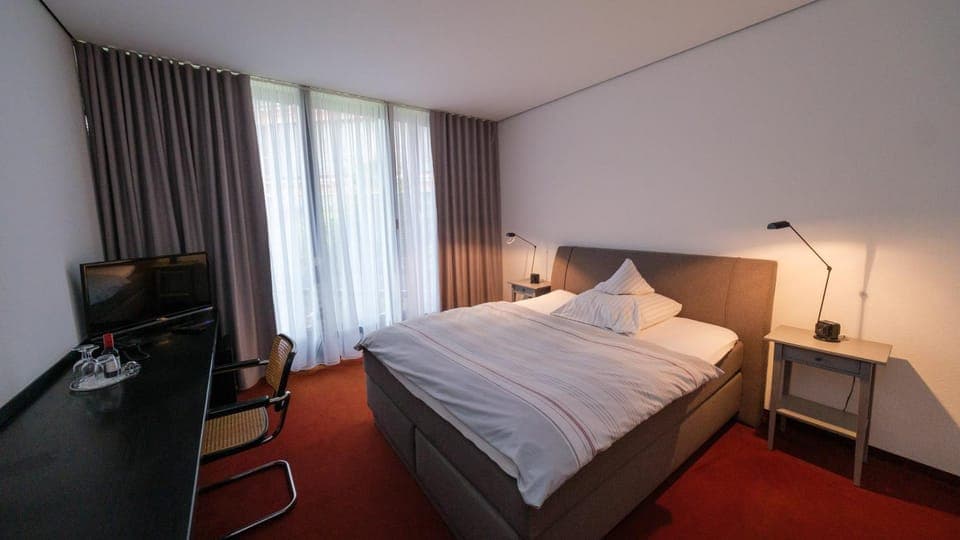 Bed, TV and multimedia, Photo of the whole room, Bedroom