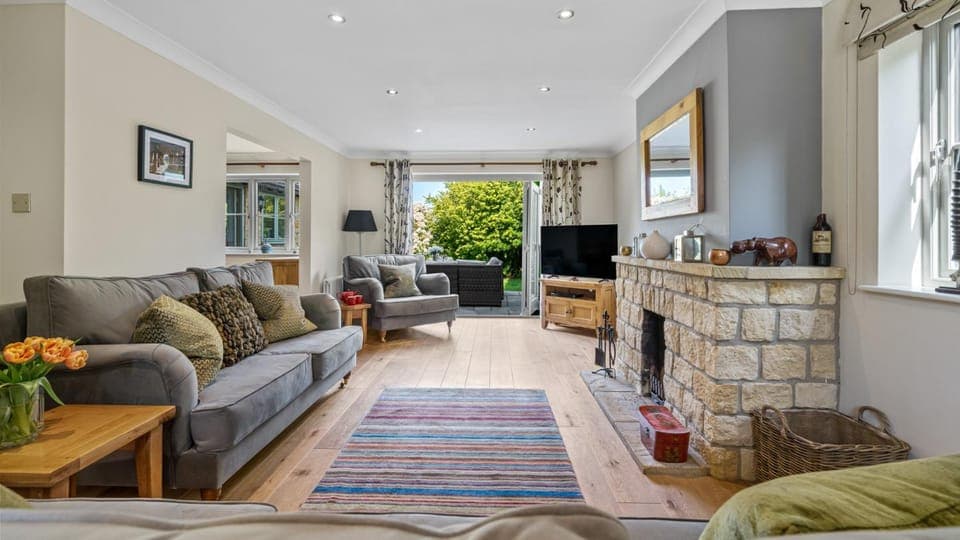 TV and multimedia, Living room, Seating area, fireplace