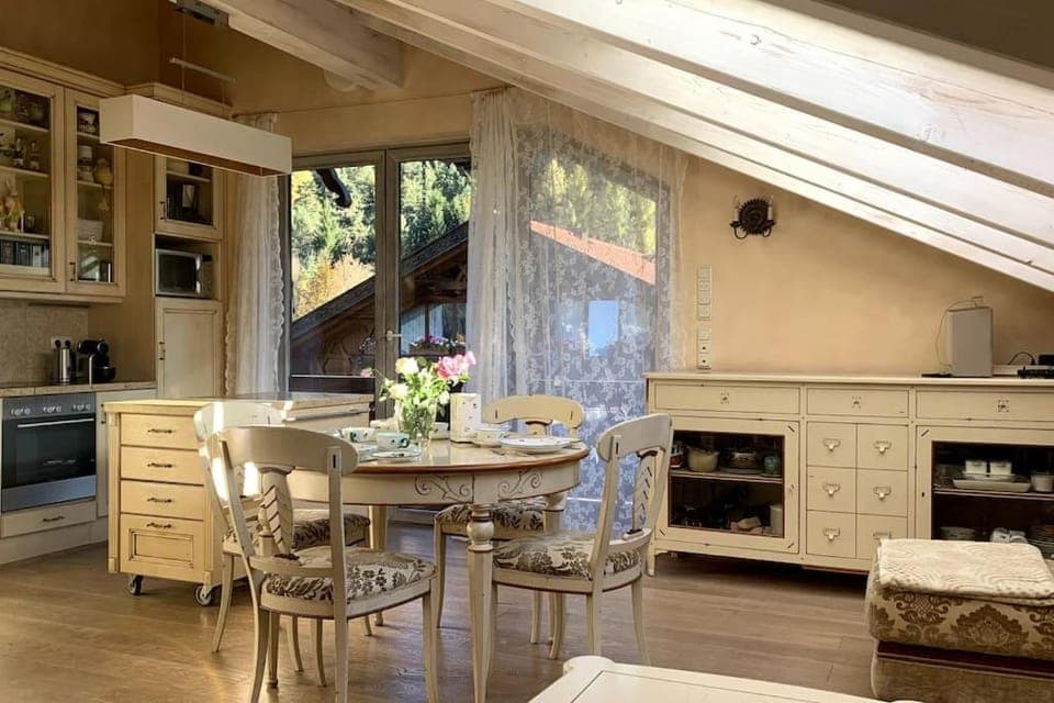 Seating area, Dining area