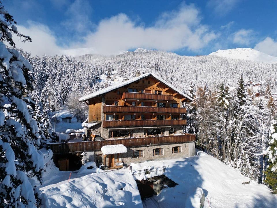 Property building, Day, Natural landscape, Winter, Mountain view