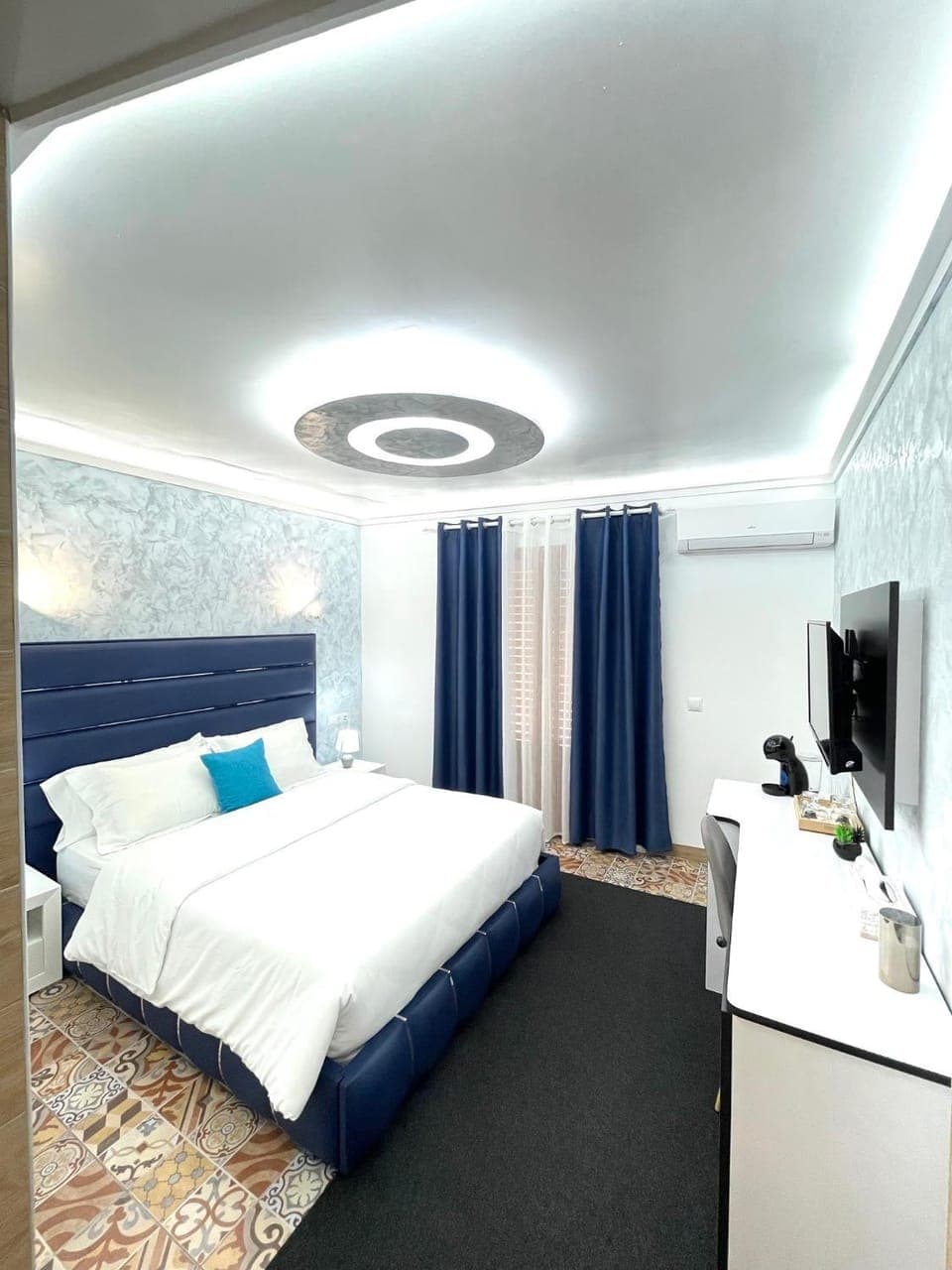 Bed, TV and multimedia, Bedroom