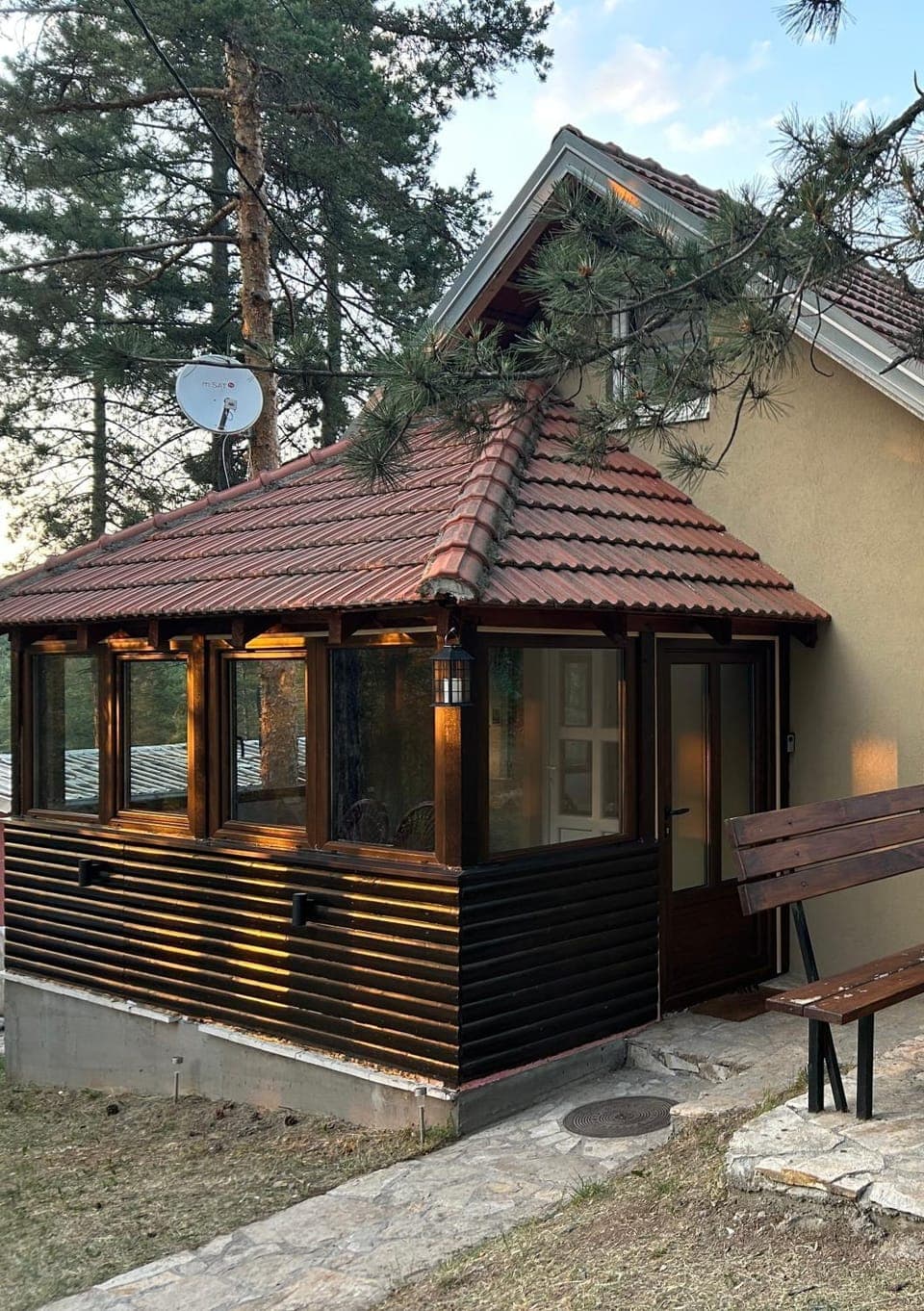 Property building, Off site, Day, Balcony/Terrace