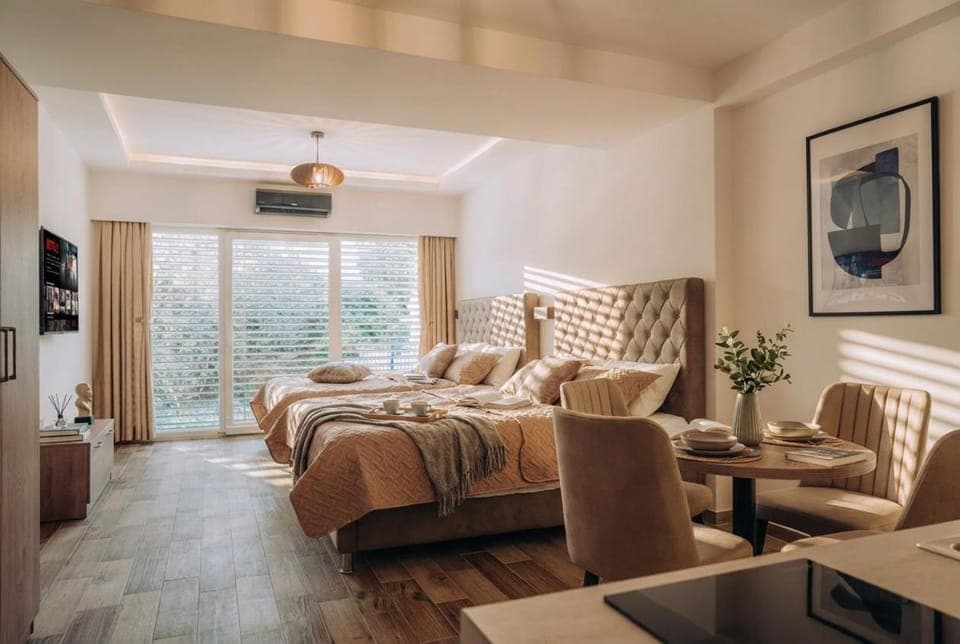 Restaurant/places to eat, Bed, TV and multimedia, Food and drinks, Photo of the whole room, Bedroom, Garden view, wardrobe