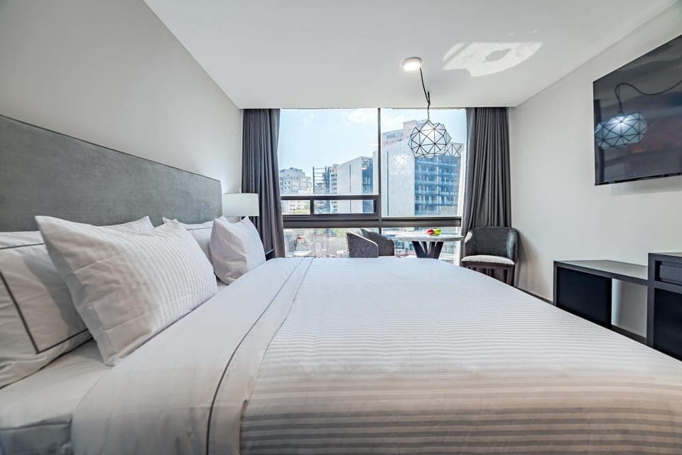 Bed, TV and multimedia, Photo of the whole room, Bedroom