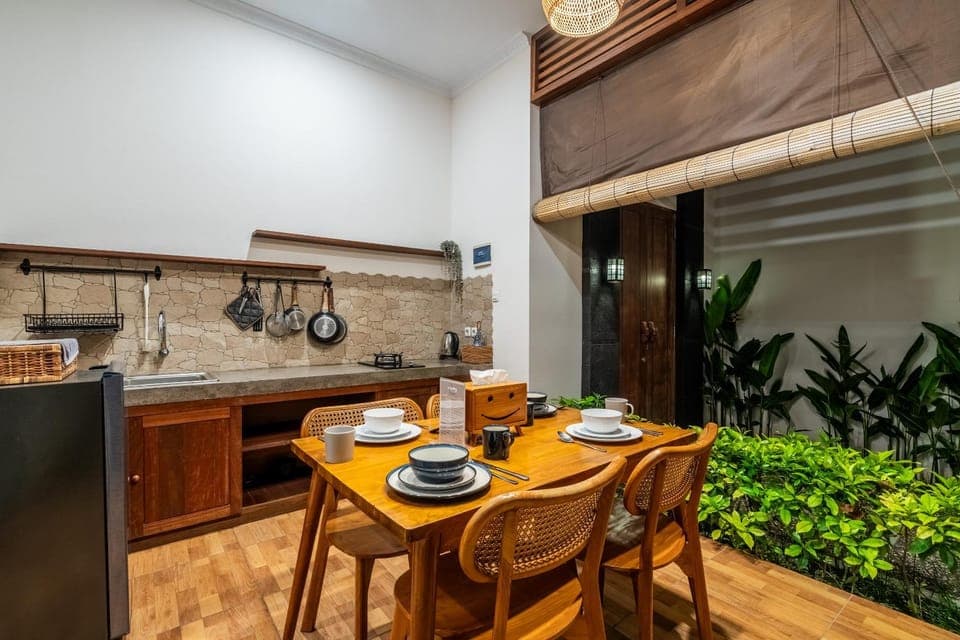 Kitchen or kitchenette, Dining area