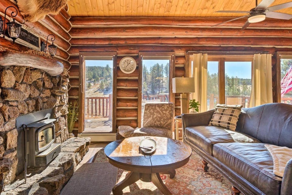 Classic Colorado Log Home w/ Mountain Views! House in Florissant