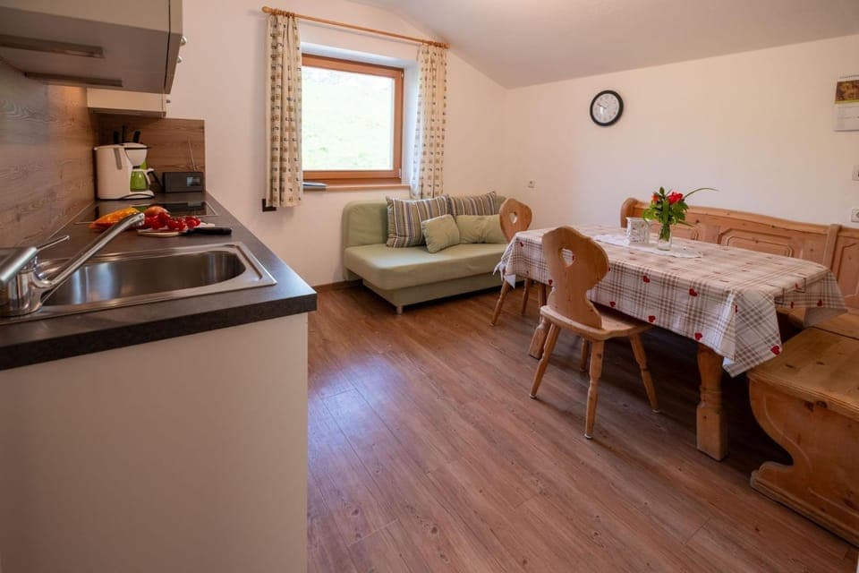 Kitchen or kitchenette, Living room, Seating area, Dining area, stove