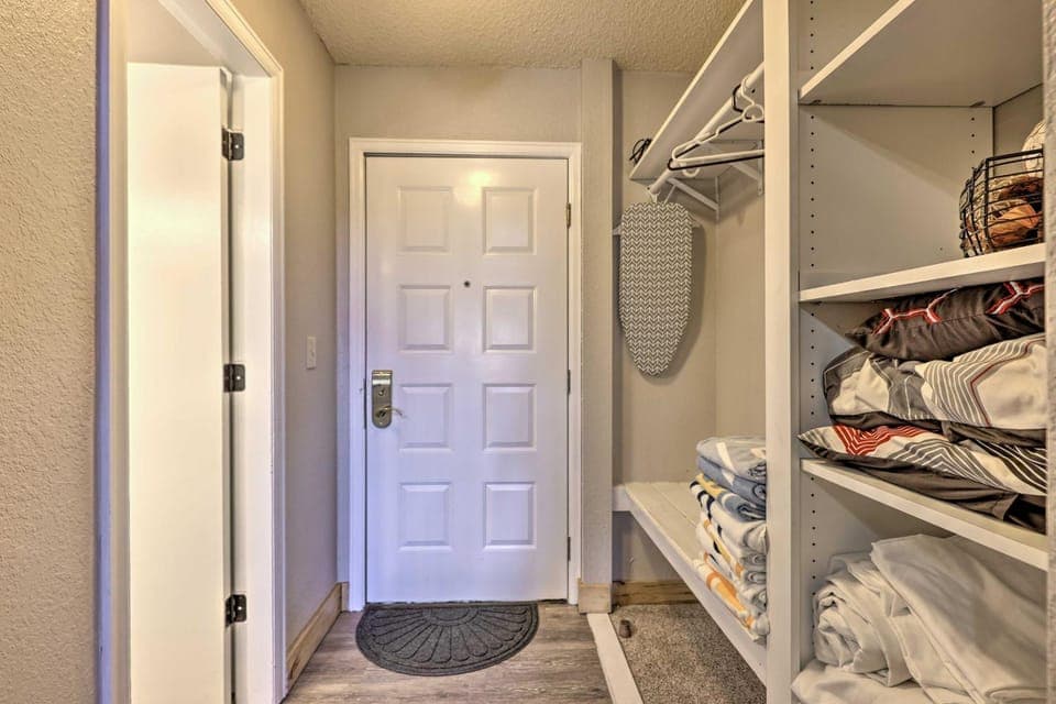 2 Mi to Skiing: Studio w/ Pool Access in Granby! Apartment in Granby