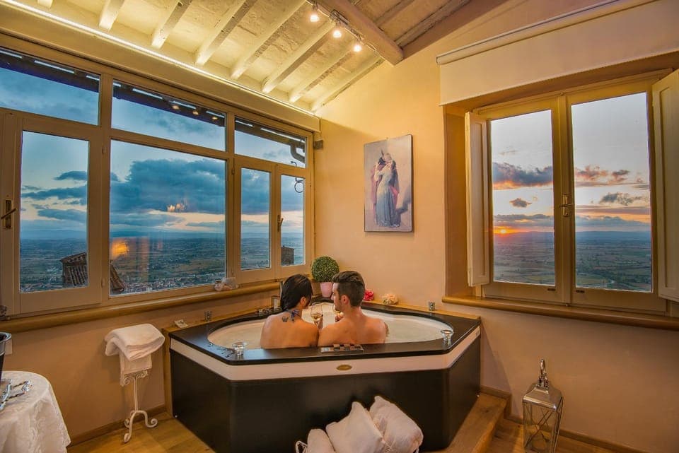 Hot Tub, View (from property/room), Spa and wellness centre/facilities, Decorative detail, City view, Lake view, Landmark view, Mountain view