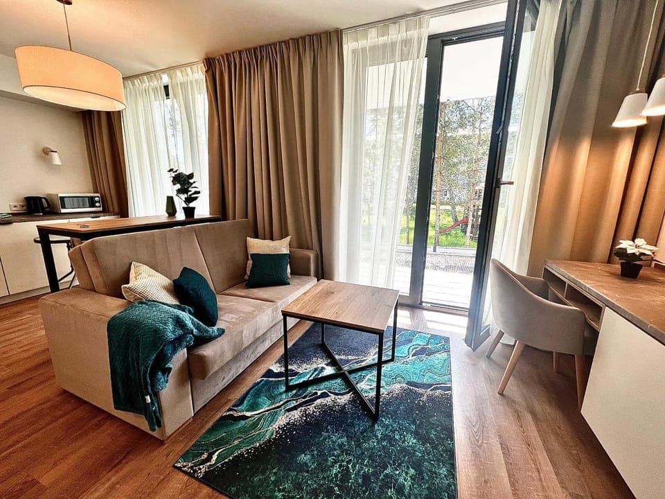 Kitchen or kitchenette, Living room, Seating area, minibar, pet friendly