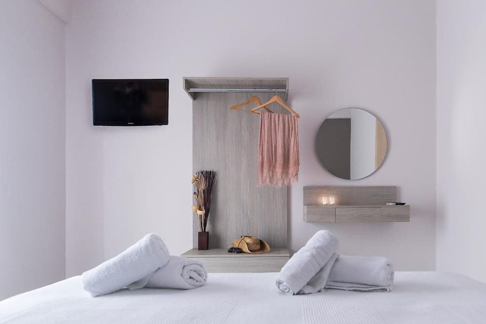 Bed, TV and multimedia, Photo of the whole room