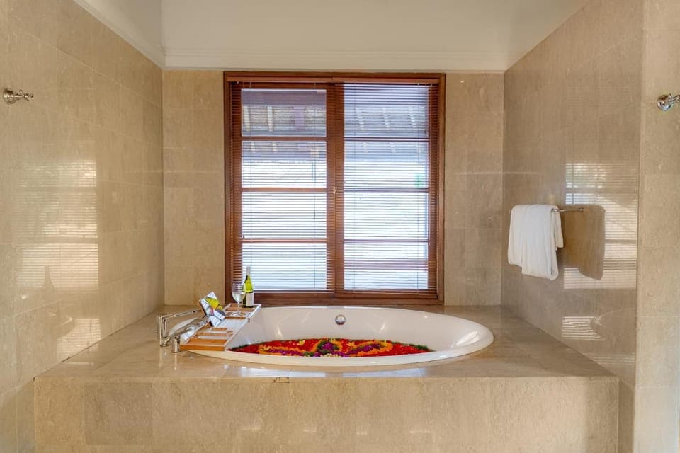 Bathroom, Bath, towels