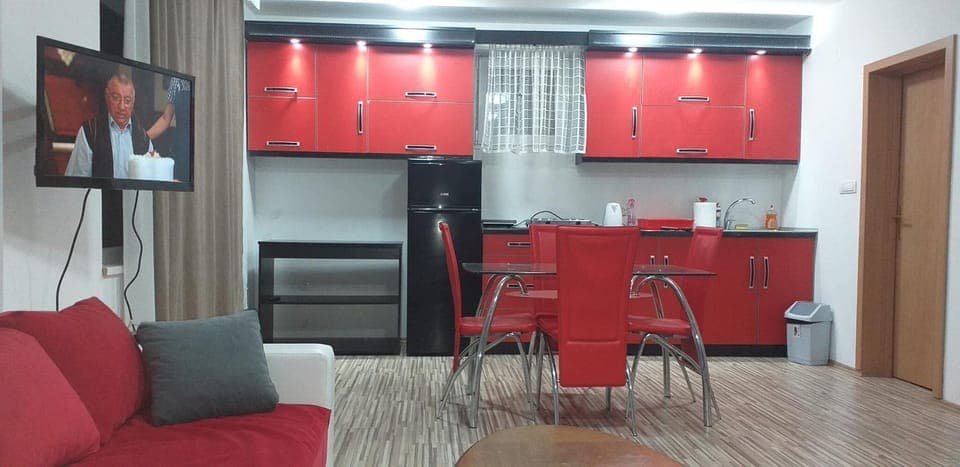 Kitchen or kitchenette, Dining area