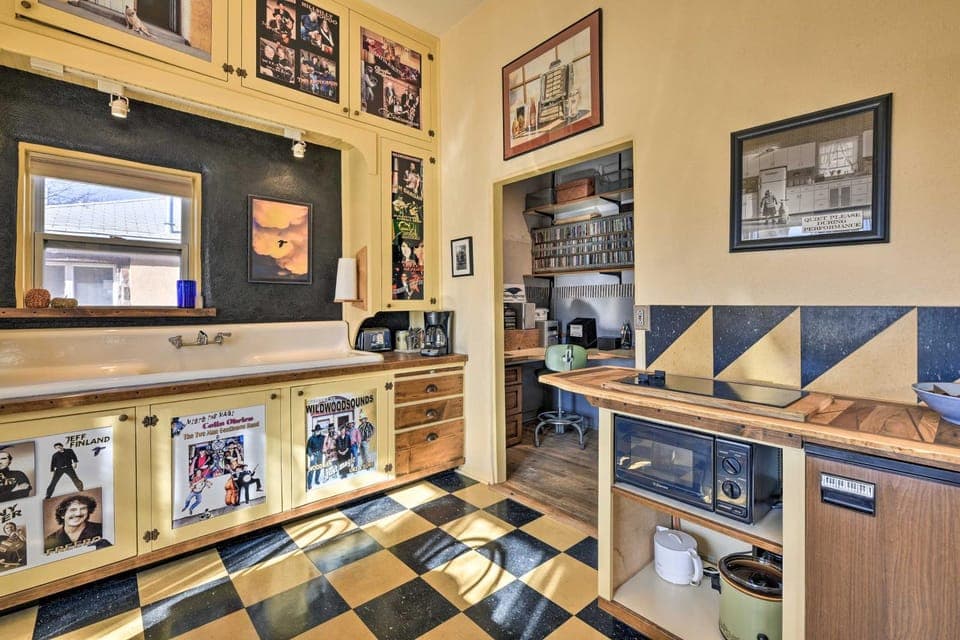 Converted Concert Hall in Downtown Del Norte! Apartment in Del Norte
