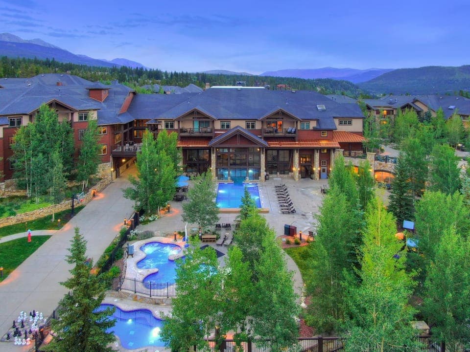 Property building, Natural landscape, Bird's eye view, Mountain view, Swimming pool