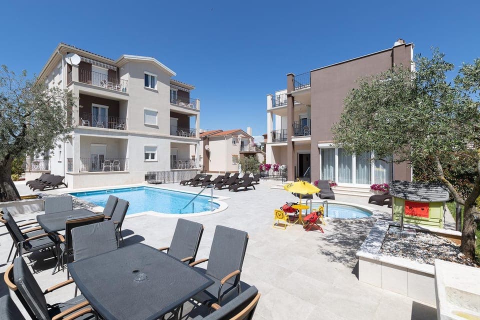 Swimming pool, Internal: Not applicable to any particular room