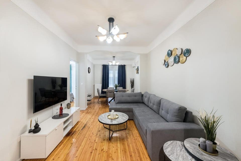 TV and multimedia, Living room, Seating area, Dining area