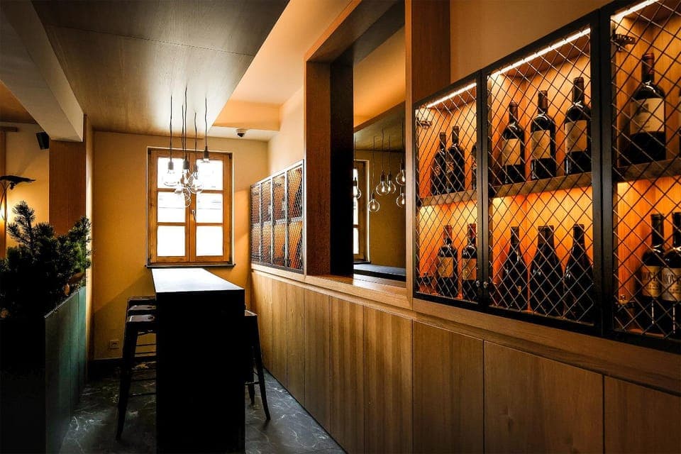 Restaurant/places to eat, Lounge or bar