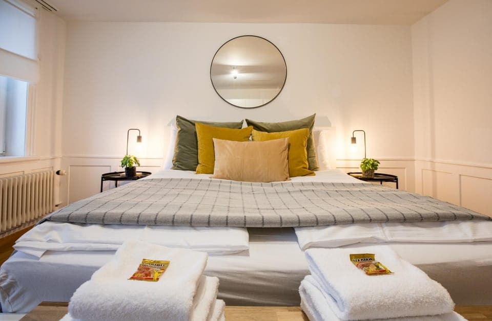 Bed, Photo of the whole room, Garden view