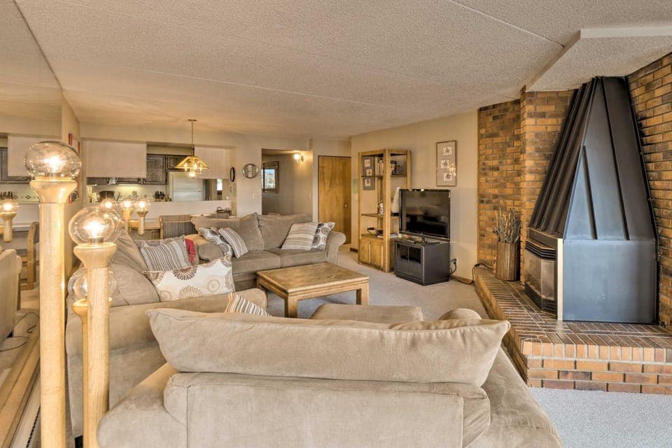 7 Mi to Keystone Resort: Condo w/ Hot Tub & Pool House in Dillon