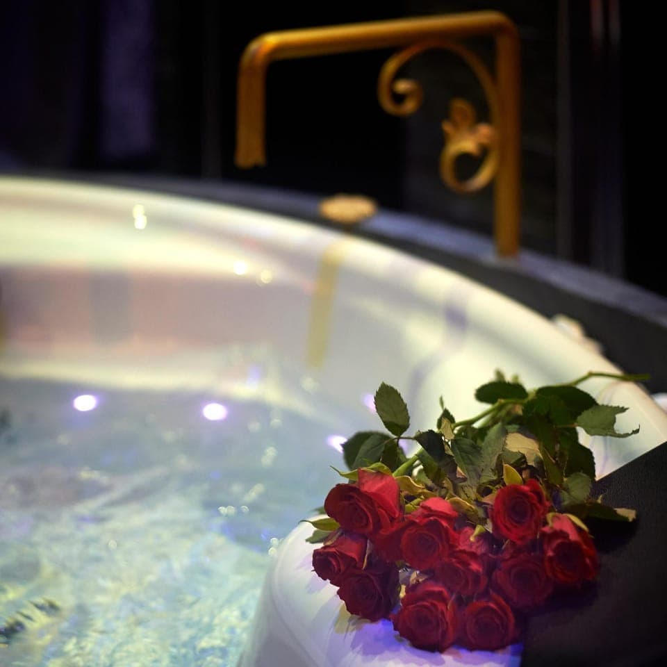 Property building, Hot Tub, Decorative detail