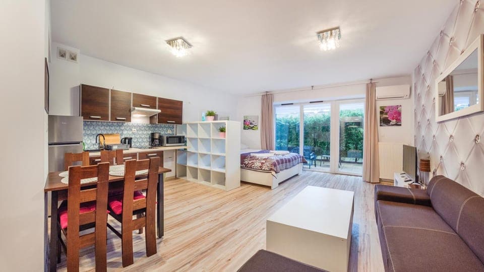 Kitchen or kitchenette, Seating area, Dining area