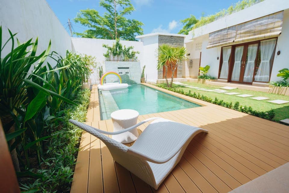 Shower, Property building, Patio, Swimming pool, sunbed