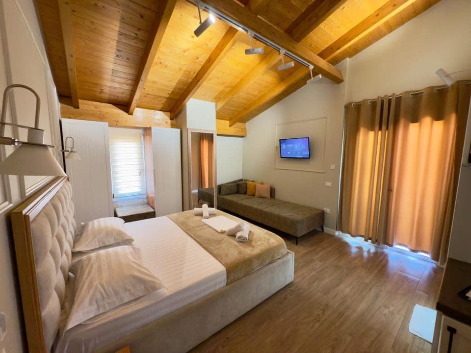 Communal lounge/ TV room, Bed, TV and multimedia, Living room, Photo of the whole room, Seating area, Evening entertainment, Bedroom, towels