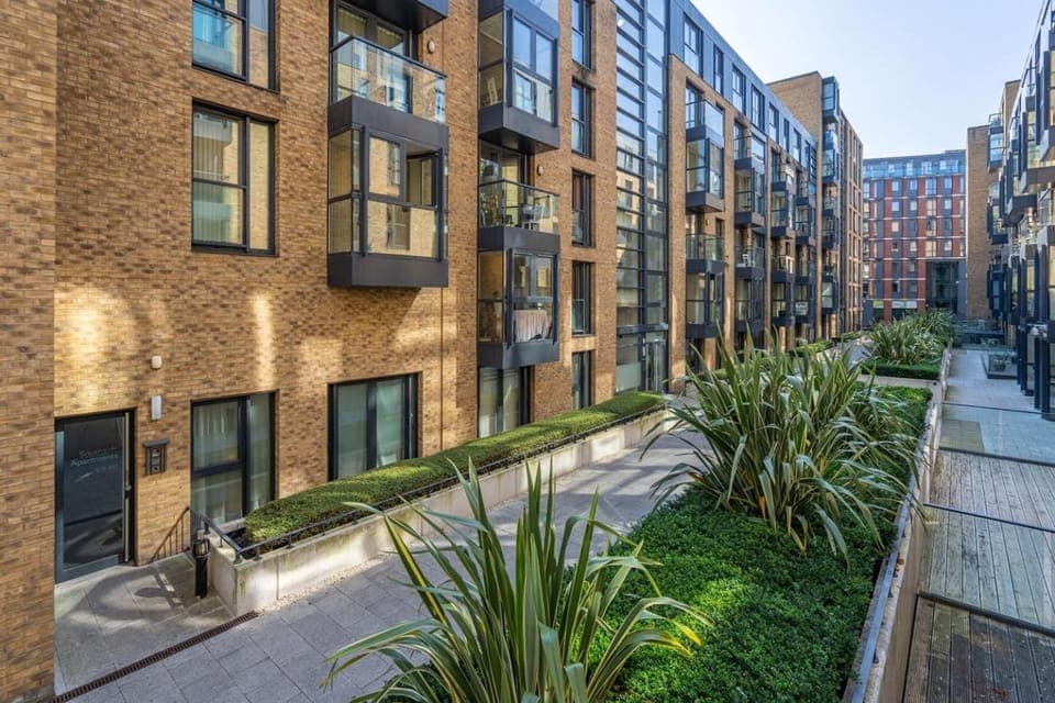 Property building, Restaurant/places to eat, Spring, Day, Neighbourhood, City view, Street view, Location