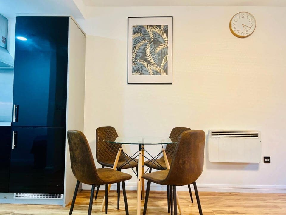 Living room, Seating area, Dining area, internet