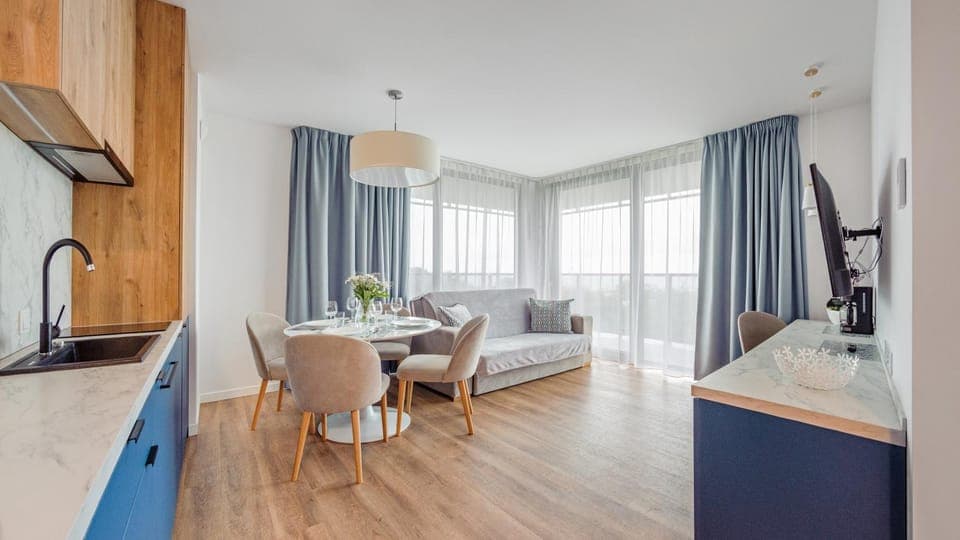 Kitchen or kitchenette, Living room, Seating area, Dining area