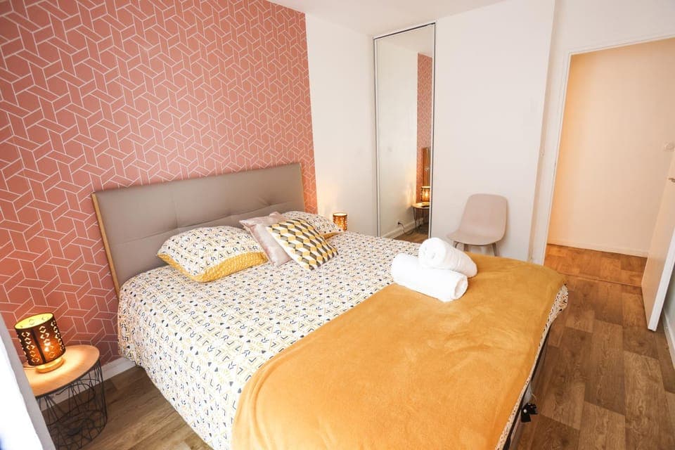 Photo of the whole room, Bedroom