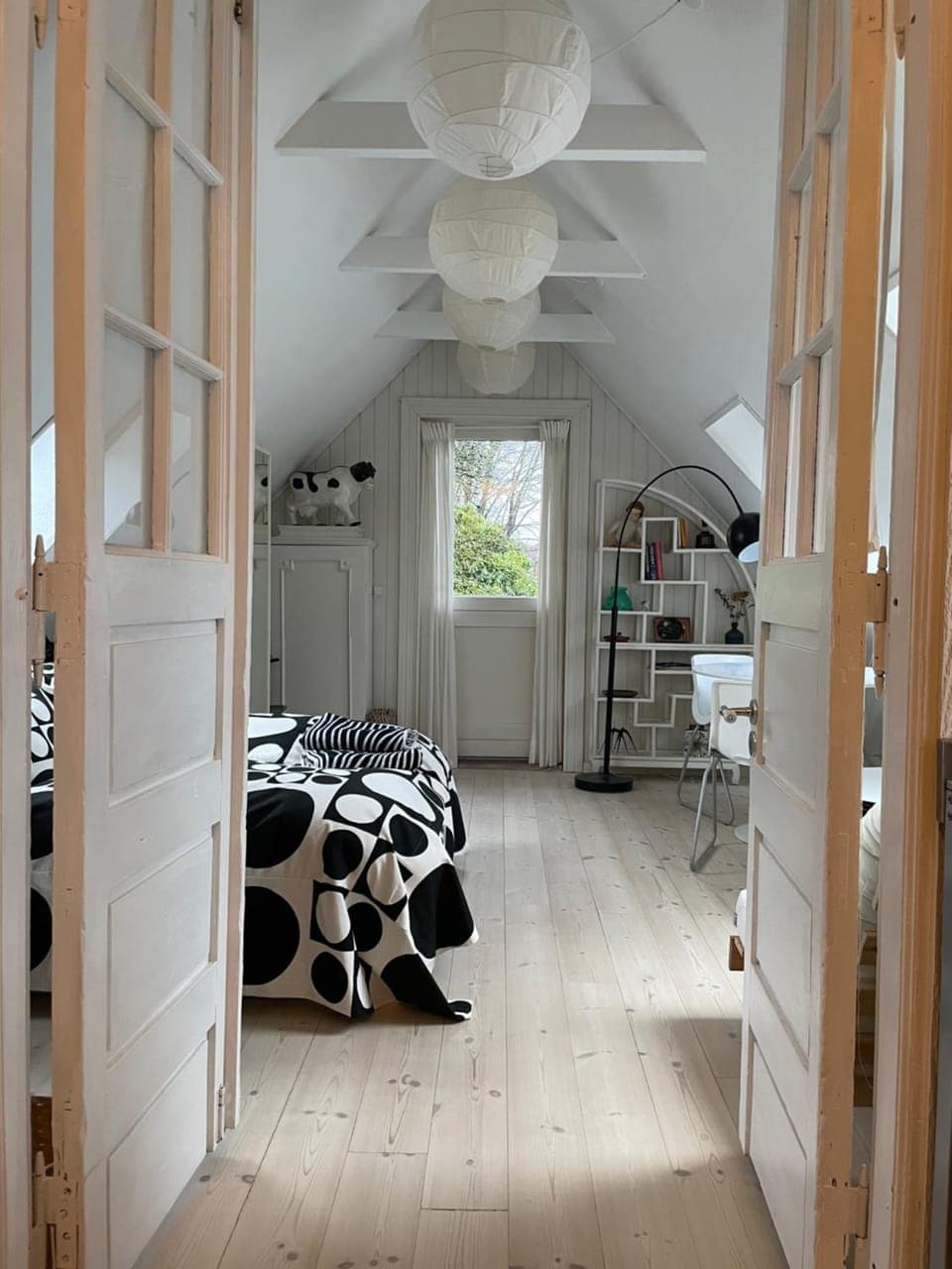 Photo of the whole room, Bedroom