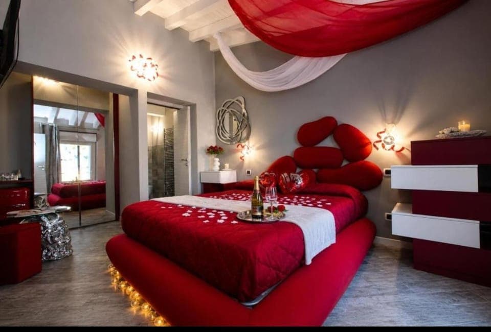 BELLAVISTA EXCLUSIVE B&B in zona centrale con piscina riscaldata-Jacuzzi vista lago LA COLAZIONE viene servita in una pasticceria esclusiva in centro-vicina alla struttura-animali di piccola taglia ammessi su richiesta Bed and Breakfast in Desenzano del Garda
