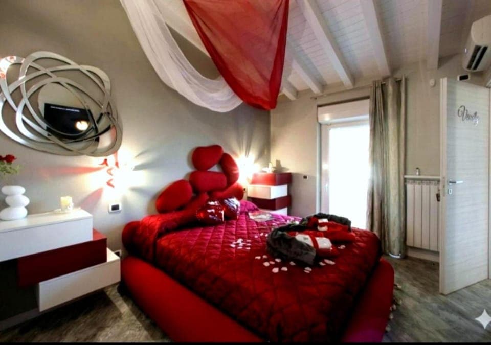 BELLAVISTA EXCLUSIVE B&B in zona centrale con piscina riscaldata-Jacuzzi vista lago LA COLAZIONE viene servita in una pasticceria esclusiva in centro-vicina alla struttura-animali di piccola taglia ammessi su richiesta Bed and Breakfast in Desenzano del Garda