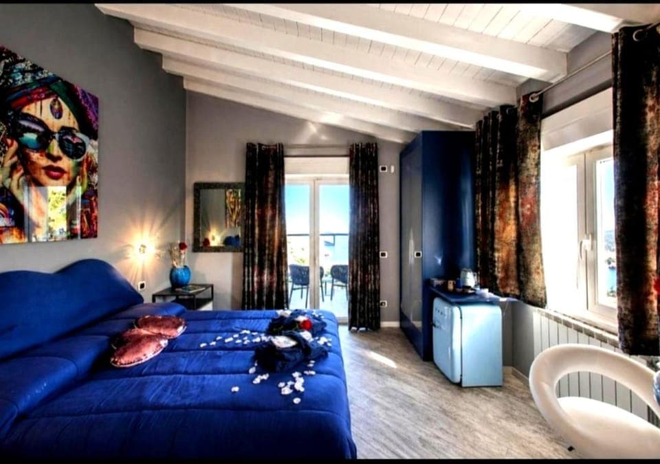BELLAVISTA EXCLUSIVE B&B in zona centrale con piscina riscaldata-Jacuzzi vista lago LA COLAZIONE viene servita in una pasticceria esclusiva in centro-vicina alla struttura-animali di piccola taglia ammessi su richiesta Bed and Breakfast in Desenzano del Garda