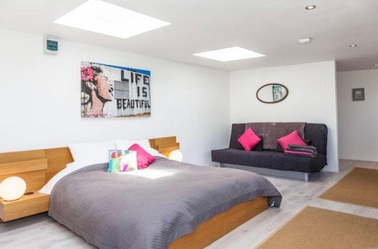 Photo of the whole room, Bedroom