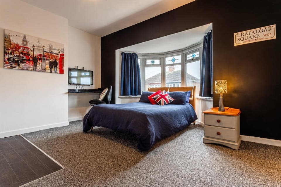 Bed, TV and multimedia, Photo of the whole room, Bedroom