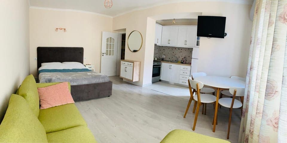 TV and multimedia, Living room, Photo of the whole room, Seating area, Dining area