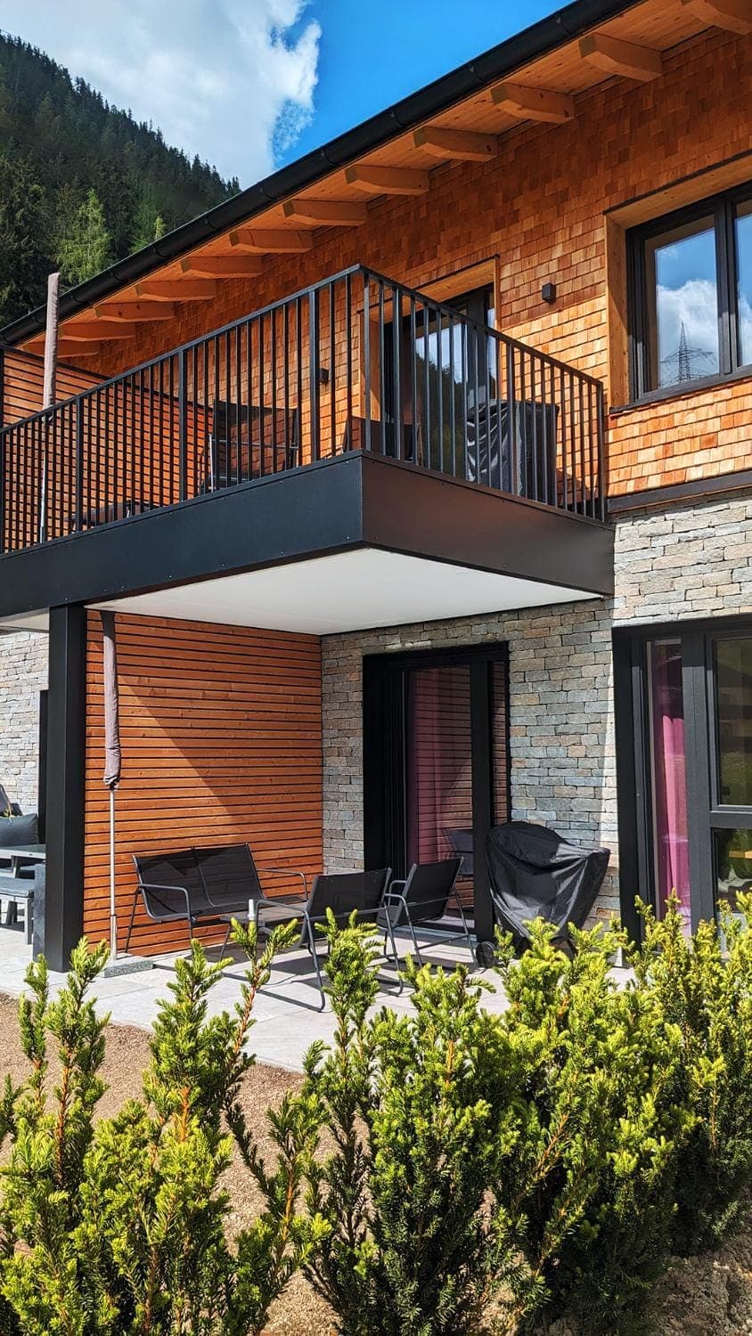 Property building, Summer, Balcony/Terrace, Balcony/Terrace