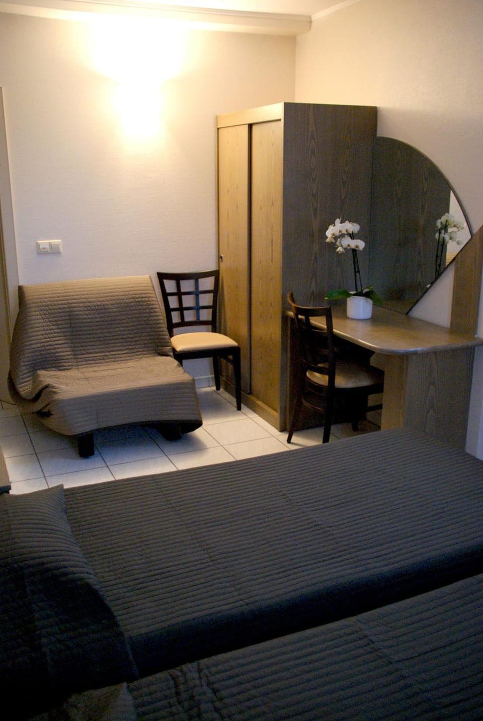 Photo of the whole room, Seating area