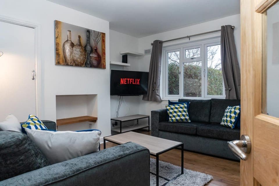 Communal lounge/ TV room, TV and multimedia, Living room, Seating area, Evening entertainment