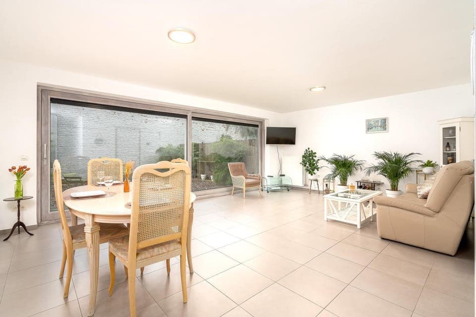 TV and multimedia, Living room, Seating area, Dining area, Garden view, internet