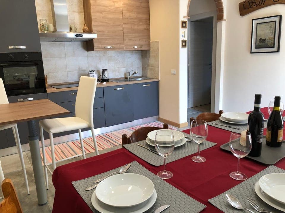 Dining area, pet friendly, stove, toaster, kitchen