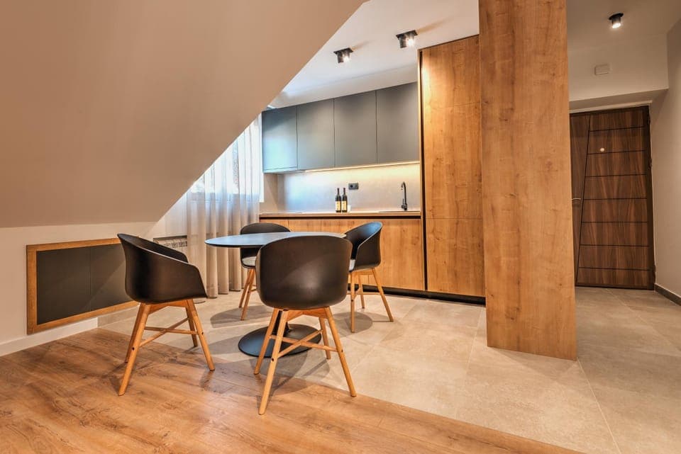 Kitchen or kitchenette, Dining area