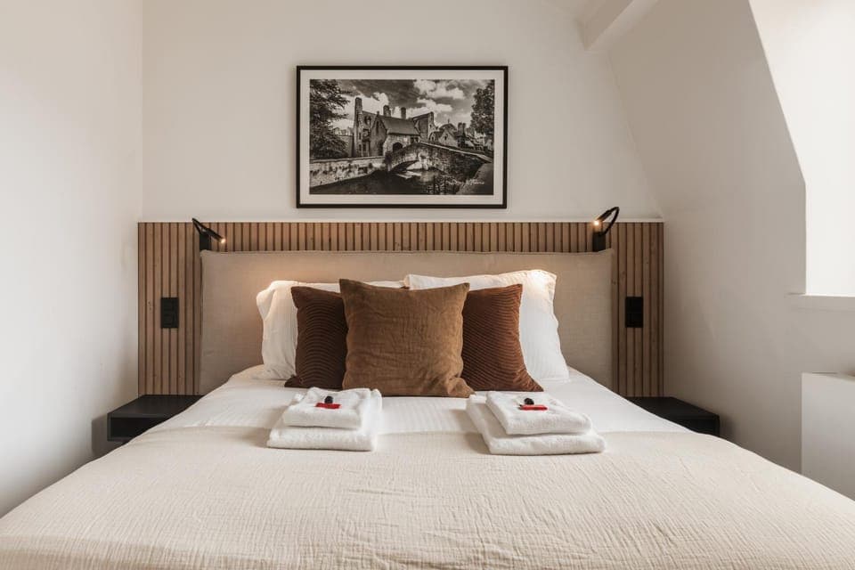 Bed, Bedroom, towels