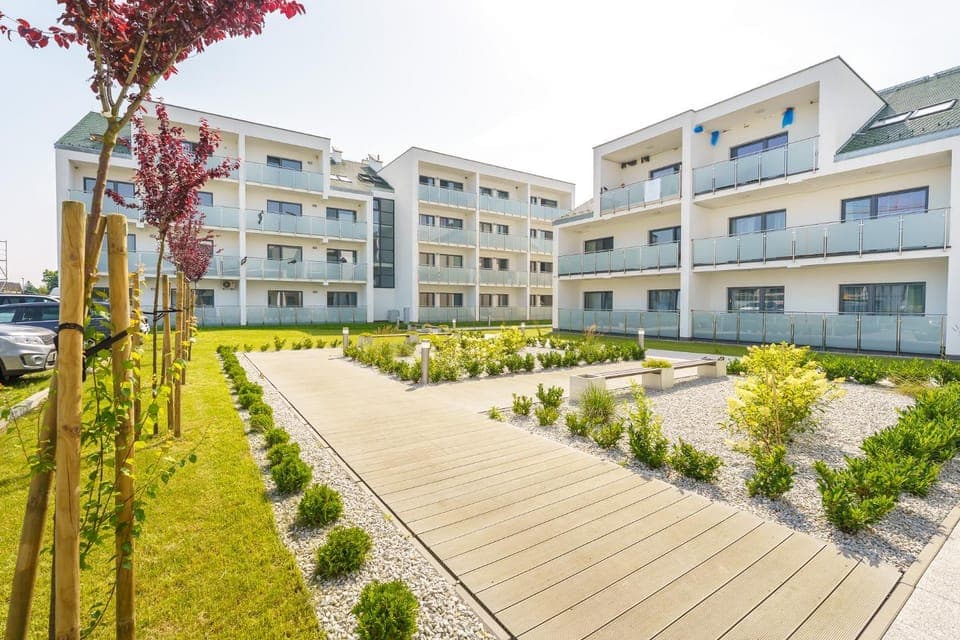 Property building, Neighbourhood, Garden, Garden view
