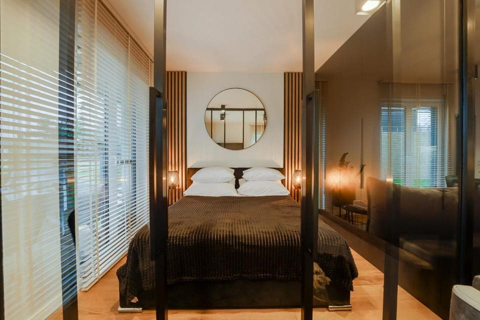 Bed, Photo of the whole room, Seating area, Bedroom